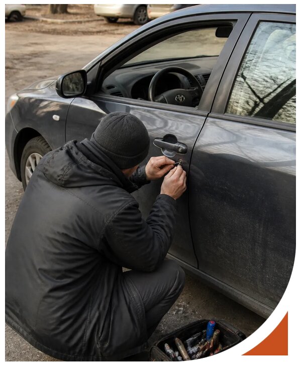 Профессиональное вскрытие автомобиля Тойота без повреждений в Боровичах